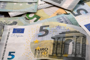 5 Avro banknotları. Tasarruf, gelir veya yatırımı temsil eden Avro para arkaplanı