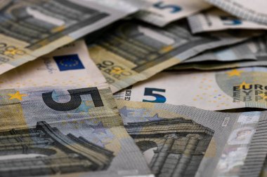 5 Avro banknotları. Tasarruf, gelir veya yatırımı temsil eden Avro para arkaplanı