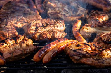 Domuz pirzolası, biftek, ızgarada sosis dumanlı ızgara