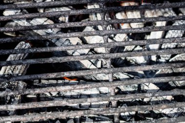 Ateşli ve kömürlü barbekü ızgarası.
