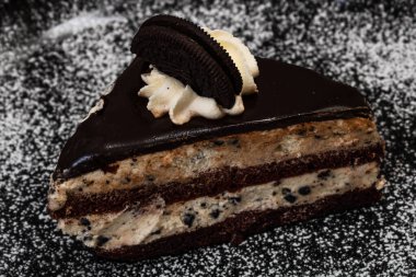 Çikolatalı kurabiye ve kremalı bisküvi ile kremalı peynirli kek..