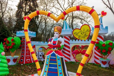 Bükreş 'teki Işıklar Bahçesi: Aydınlanmış Sanatın Büyülü Kış Harikalar Diyarı