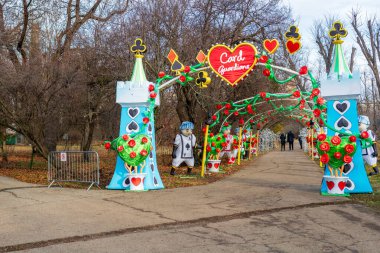 Bükreş 'teki Işıklar Bahçesi: Aydınlanmış Sanatın Büyülü Kış Harikalar Diyarı