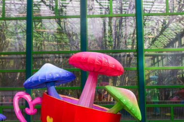 Bükreş 'teki Işıklar Bahçesi: Aydınlanmış Sanatın Büyülü Kış Harikalar Diyarı