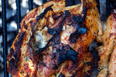 Domuz pirzolası, biftek, ızgarada sosis dumanlı ızgara