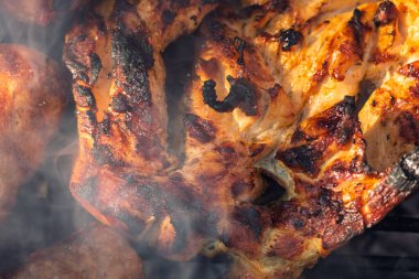 Domuz pirzolası, biftek, ızgarada sosis dumanlı ızgara