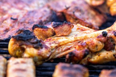 Domuz pirzolası, biftek, ızgarada sosis dumanlı ızgara