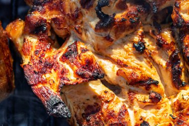 Domuz pirzolası, biftek, ızgarada sosis dumanlı ızgara