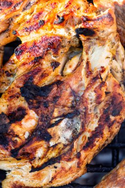 Domuz pirzolası, biftek, ızgarada sosis dumanlı ızgara