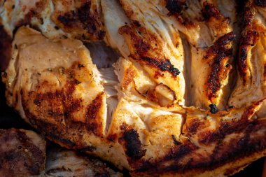 Domuz pirzolası, biftek, ızgarada sosis dumanlı ızgara