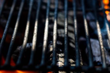 Barbekü ızgarası, yanan odun ve ateş alevleri. Parlak alevli boş kömür ızgarası.