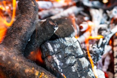 Barbekü ızgarası, yanan odun ve ateş alevleri. Parlak alevli boş kömür ızgarası.