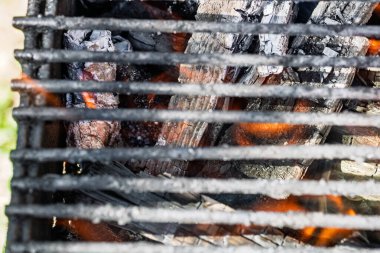 Ateşli ve kömürlü barbekü ızgarası.