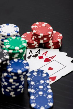 Kumarhane fişleri ve kartlar masada. Poker kumar konsepti