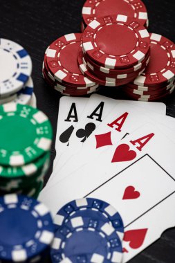 Kumarhane fişleri ve kartlar masada. Poker kumar konsepti