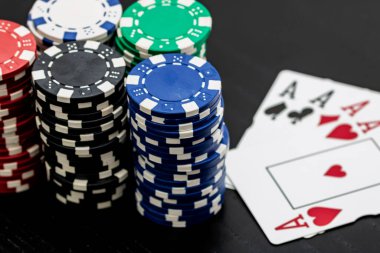 Kumarhane fişleri ve kartlar masada. Poker kumar konsepti