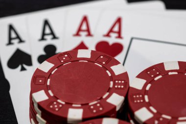 Kumarhane fişleri ve kartlar masada. Poker kumar konsepti