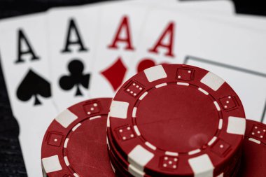 Kumarhane fişleri ve kartlar masada. Poker kumar konsepti