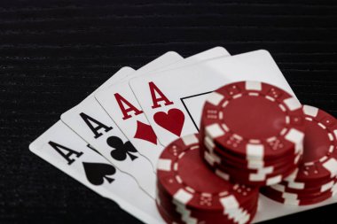 Kumarhane fişleri ve kartlar masada. Poker kumar konsepti