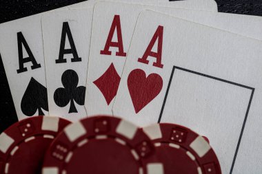 Kumarhane fişleri ve kartlar masada. Poker kumar konsepti