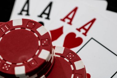 Kumarhane fişleri ve kartlar masada. Poker kumar konsepti