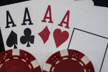 Kumarhane fişleri ve kartlar masada. Poker kumar konsepti