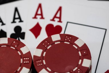 Kumarhane fişleri ve kartlar masada. Poker kumar konsepti