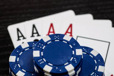 Kumarhane fişleri ve kartlar masada. Poker kumar konsepti