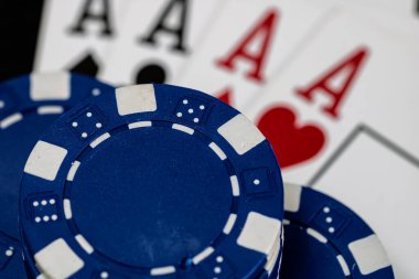 Kumarhane fişleri ve kartlar masada. Poker kumar konsepti