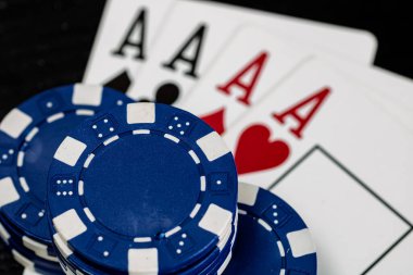 Kumarhane fişleri ve kartlar masada. Poker kumar konsepti