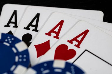 Kumarhane fişleri ve kartlar masada. Poker kumar konsepti