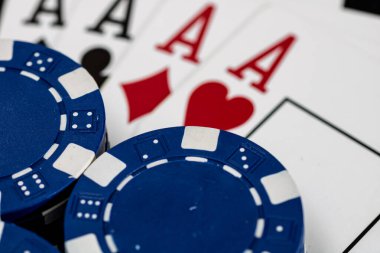 Kumarhane fişleri ve kartlar masada. Poker kumar konsepti