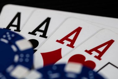 Kumarhane fişleri ve kartlar masada. Poker kumar konsepti