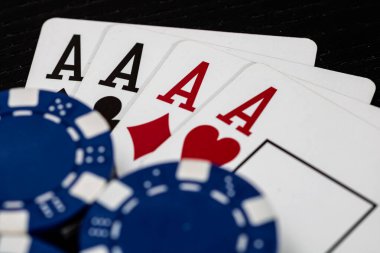 Kumarhane fişleri ve kartlar masada. Poker kumar konsepti