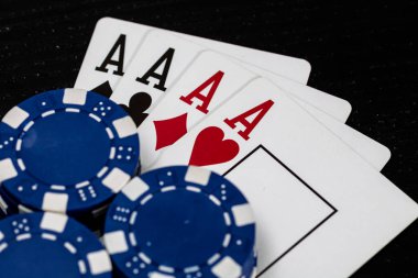 Kumarhane fişleri ve kartlar masada. Poker kumar konsepti