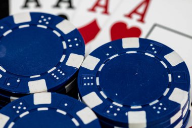 Kumarhane fişleri ve kartlar masada. Poker kumar konsepti
