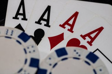 Kumarhane fişleri ve kartlar masada. Poker kumar konsepti