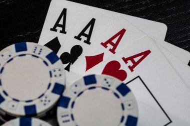 Kumarhane fişleri ve kartlar masada. Poker kumar konsepti