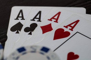 Kumarhane fişleri ve kartlar masada. Poker kumar konsepti