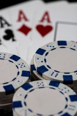 Kumarhane fişleri ve kartlar masada. Poker kumar konsepti