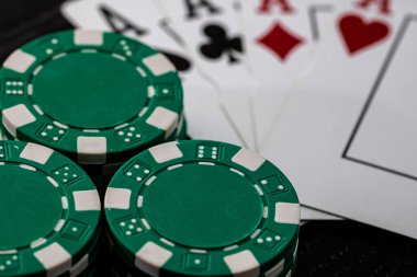 Kumarhane fişleri ve kartlar masada. Poker kumar konsepti