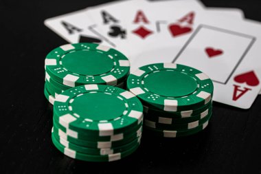 Kumarhane fişleri ve kartlar masada. Poker kumar konsepti