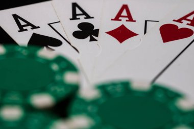 Kumarhane fişleri ve kartlar masada. Poker kumar konsepti