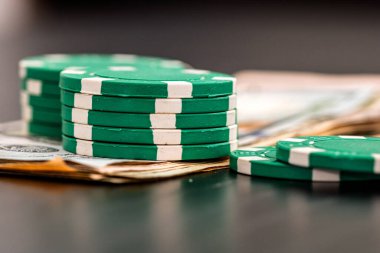 Siyah arka planda parası olan poker fişleri yığını, Amerikan Doları para birimi