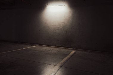 Boş yer altı garajı. Boş park yeri ve loş ışık
