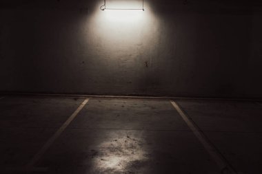Boş yer altı garajı. Boş park yeri ve loş ışık