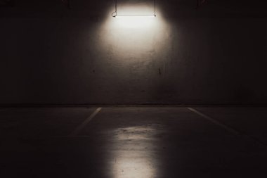 Boş yer altı garajı. Boş park yeri ve loş ışık