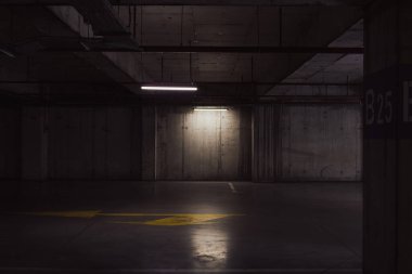 Boş yer altı garajı. Boş park yeri ve loş ışık