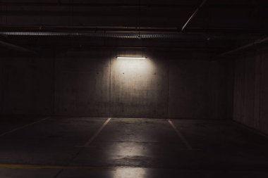 Boş yer altı garajı. Boş park yeri ve loş ışık