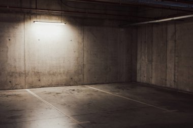 Boş yer altı garajı. Boş park yeri ve loş ışık